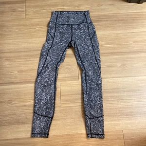 Black and white lulu Align Leggings